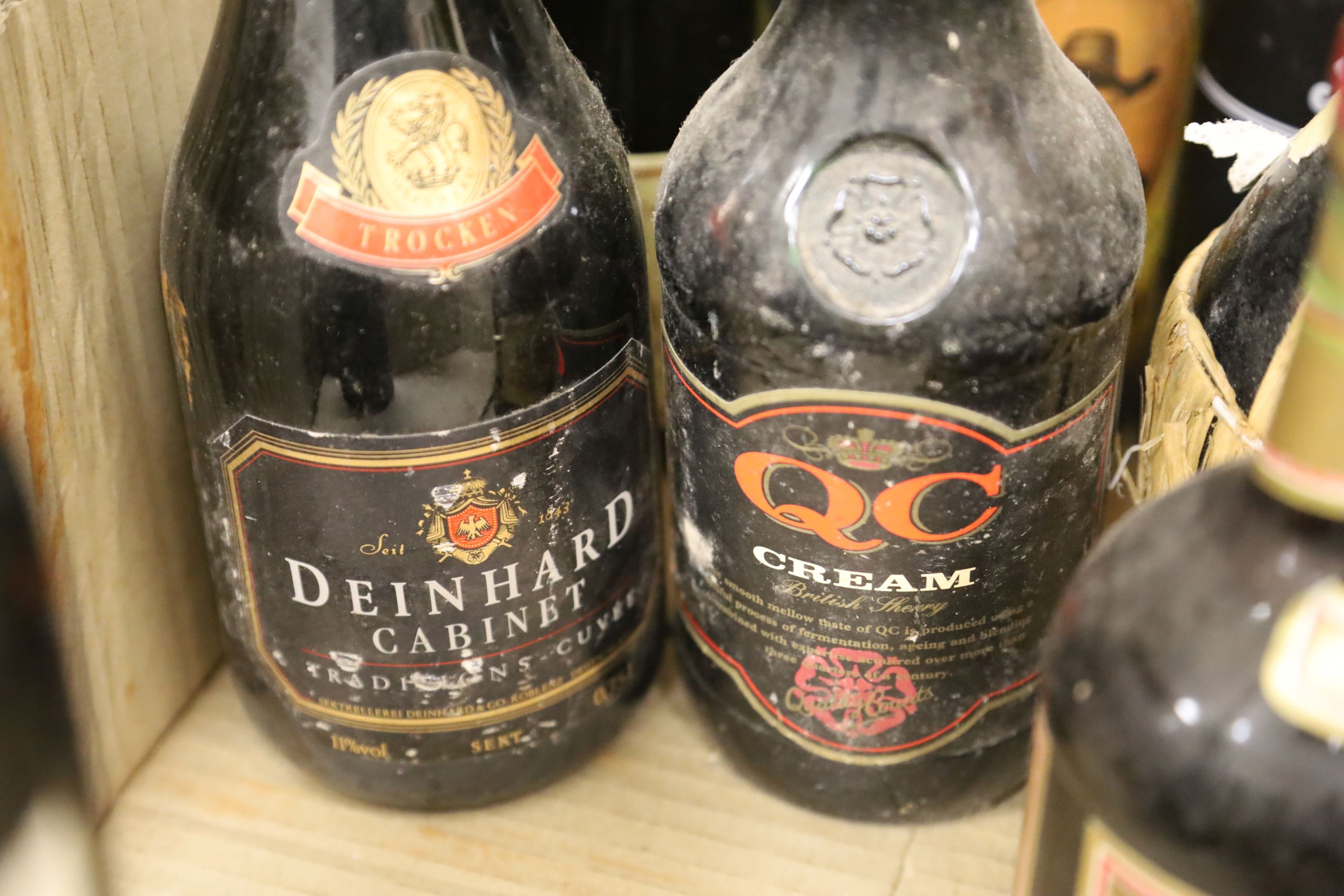 A quantity of mixed bottles including 1978 Pomerol, a bottle of Moet & Chandon, etc.